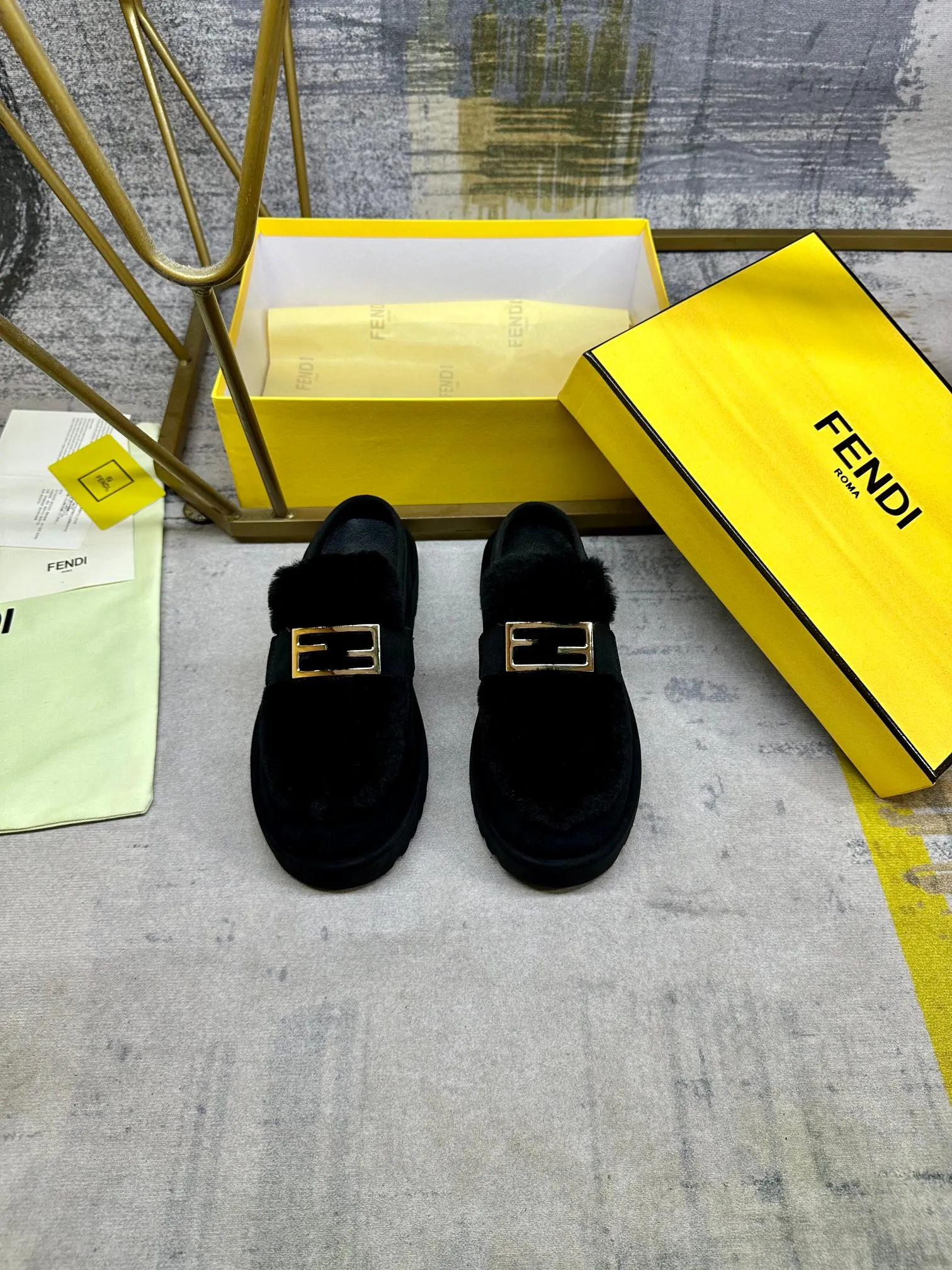 p518🐮🐮FENDI’s latest après-ski casual round-toe flat shoes. Made of black suede material, with straight fur tongue of the same color. Decorated with Baguette hardware in gold-finish metal. Thick black non-slip sole with FENDI logo on the heel, women's sizes 35-40, men's 39-45